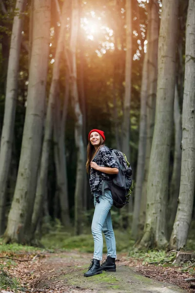 走在松树林中的女人 — 图库照片