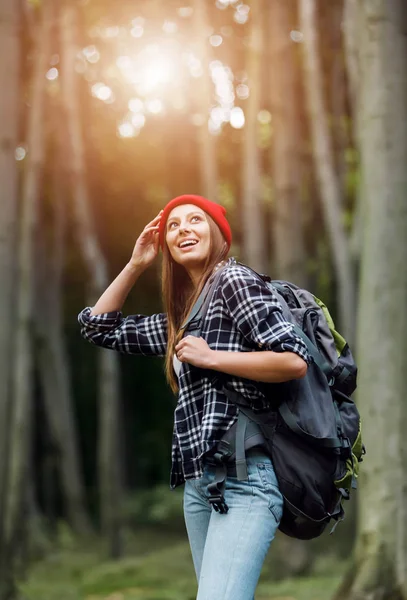 Ormanda yürüyen bir kadın