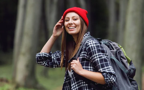 Frau genießt Spaziergang in der Natur — Stockfoto