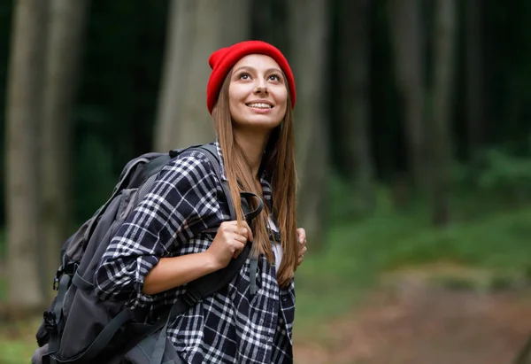 Frau genießt Spaziergang in der Natur — Stockfoto