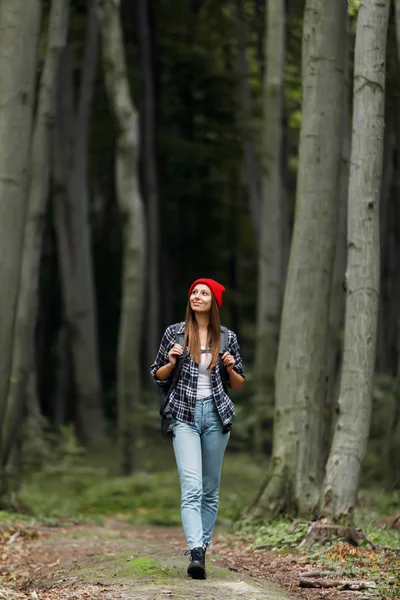 Kobieta chodzenie przez zielony las — Zdjęcie stockowe