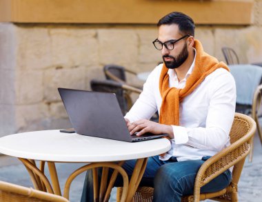 Kafede Oturan İşadamı