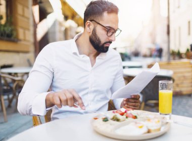 Belgelerle çalışan adam.