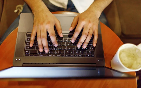 Empresario escribiendo en el portátil — Foto de Stock