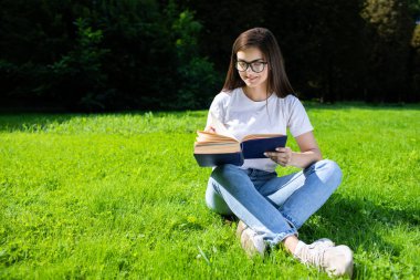 Öğrenci kız okuma kitabı Park