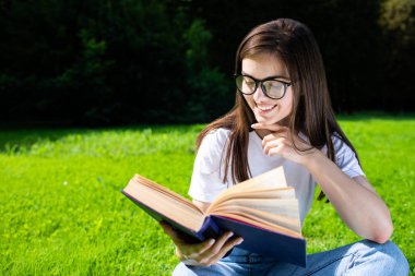 Sevimli kız okuma kitabı açık havada