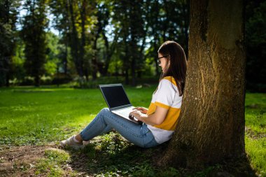 Parkta Laptop ile Çalışan Kadın