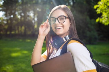 Sevimli Öğrenci Kız Gözlük Ayarlama