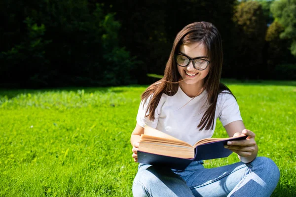 学生女孩在校园公园学习 — 图库照片