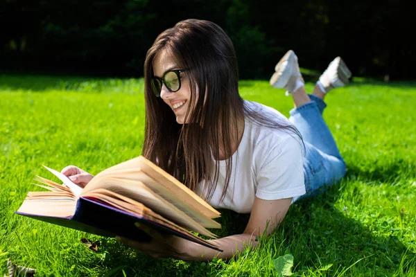 Öğrenci Kız Çim üzerinde Yatarken Okuma — Stok fotoğraf