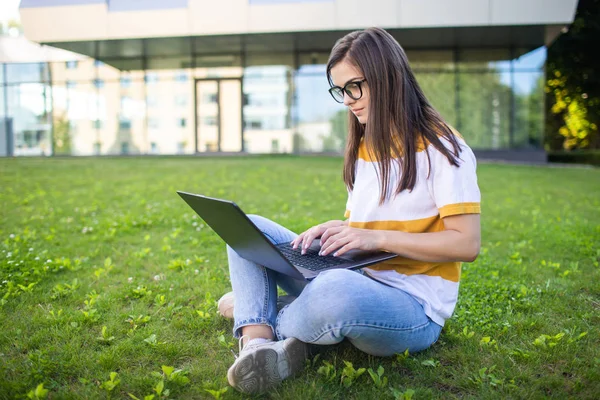 ノートパソコンで勉強する思慮深い学生の女の子 — ストック写真