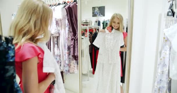 Vrouw probeert jurk voor spiegel — Stockvideo