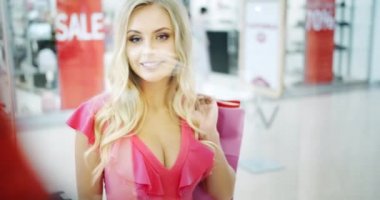 Vitrine Bakan Kadın