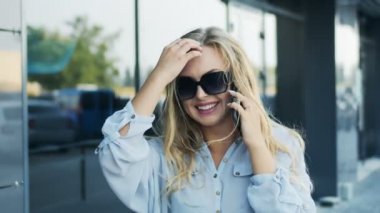Akıllı Telefon ile Ayakta Güneş Gözlüğü Kadın