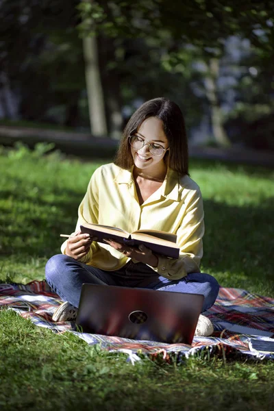 Carino studente ragazza lettura — Foto Stock