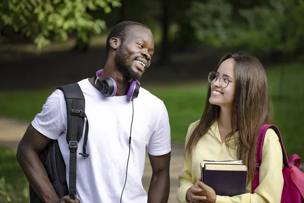 Estudiantes multiculturales sonrientes se comunican —  Fotos de Stock