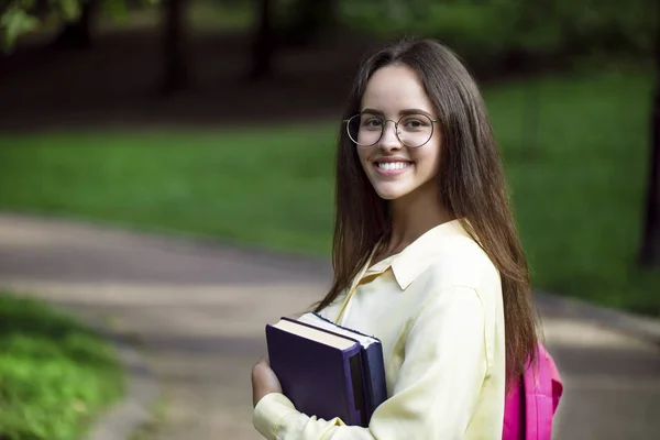 Młody entuzjastyczny student dziewczyna stwarzające — Zdjęcie stockowe