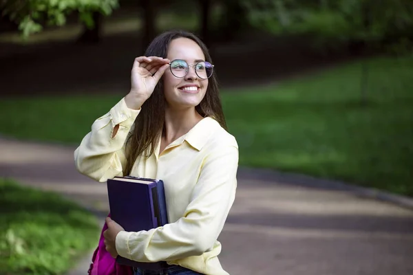 Alegre estudiante chica ajuste gafas —  Fotos de Stock