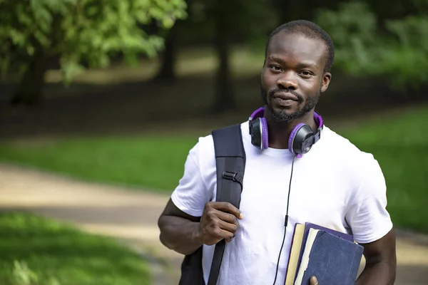 Скромный африканский студент на пути к занятиям — стоковое фото