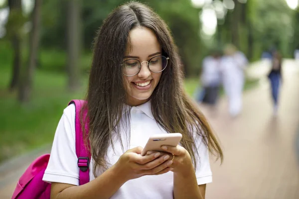 Piękny student dziewczyna ciesząc Mobile komunikacja — Zdjęcie stockowe