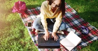 Park Top View'da Okuyan Kız Öğrenci