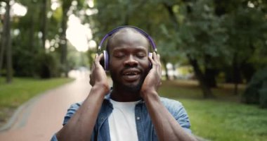 Afro-Amerikan Erkek Kulaklıklar Parkta Singing