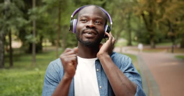 Afro-American hane i hörlurar sjunger — Stockvideo