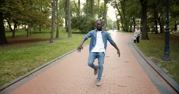 公園のイヤホンでハッピーダンスアフロアメリカン — ストック動画