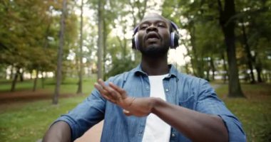 Mutlu Dans Afro-Amerikan Kulaklıklar Park