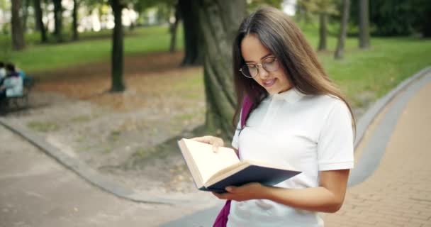 Estudante do sexo feminino leitura livro — Vídeo de Stock