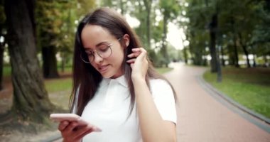Kadın Yürüyüş ve Kaydırma Smartphone
