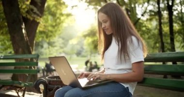 park içinde laptop üzerinde çalışan kadın