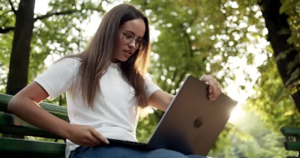 Mulher iniciando o trabalho no laptop ao ar livre — Vídeo de Stock