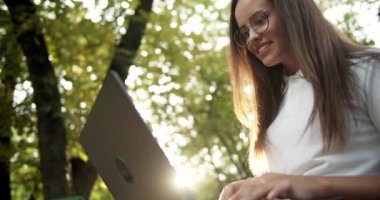 Laptop Outdoors Sunset Üzerinde Çalışan Kadın
