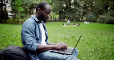 Laptop ile Mutlu Afrikalı-Amerikalı Erkek