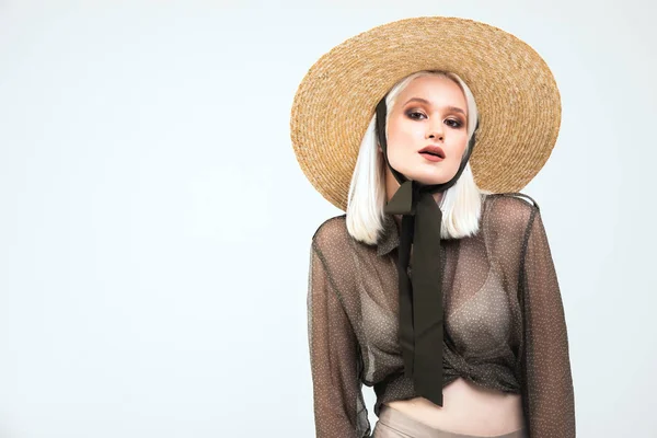 Şeffaf Bluz ve Hasır Şapkalı Platin Blonde — Stok fotoğraf