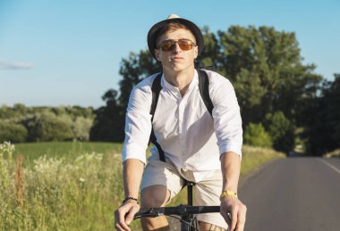 Güneş Gözlüğü Kendinden Emin Genç Bisikletçi