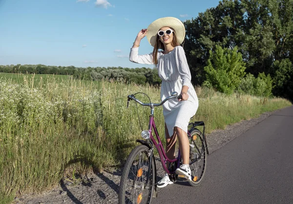 Niedliche Radfahrer Mädchen Anpassung Hut — Stockfoto