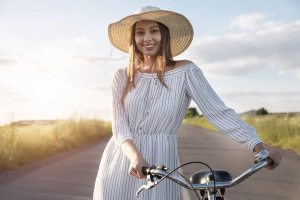 Felice ciclista ragazza in abito bianco — Foto Stock