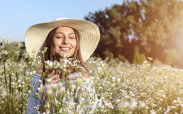 Ragazza dai capelli castani carino campo profumato fiori — Foto Stock