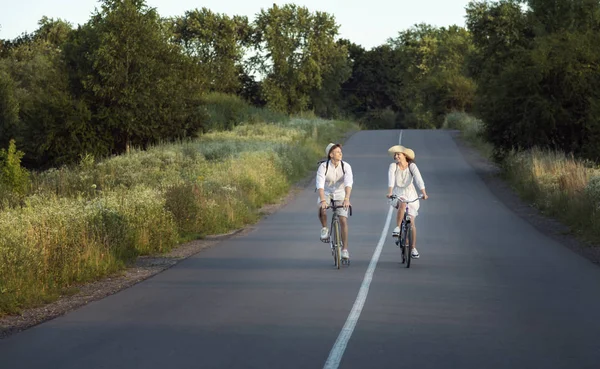 Zufriedenes Paar kehrt nach Radtour nach Hause zurück — Stockfoto