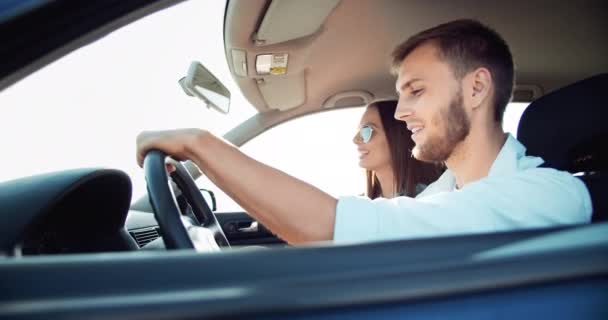 Pareja de conducción de coches en la puesta del sol — Vídeos de Stock