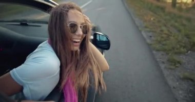 Kadın arabanın vitrininde