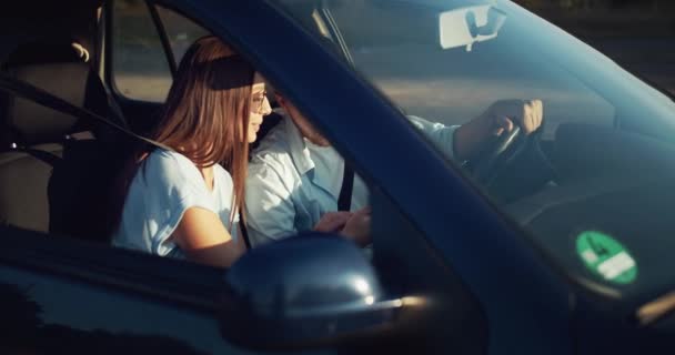 Casal em GPS de navegação de carro — Vídeo de Stock