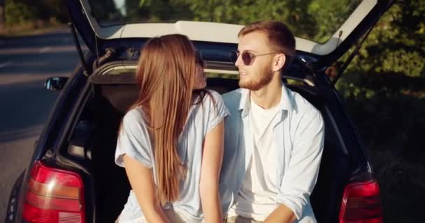 Couple assis dans le coffre de voiture et relaxant — Video