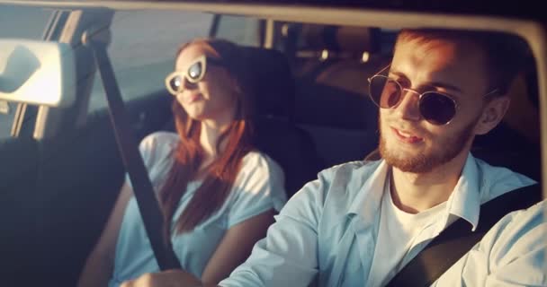 Pareja conduciendo al atardecer — Vídeo de stock