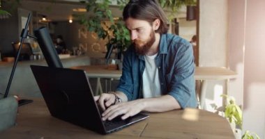 Cafe Laptop Üzerinde Erkek Çalışma