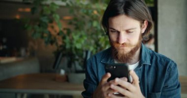 Cafe'de Akıllı Telefon erkek hippi mesajlaşma