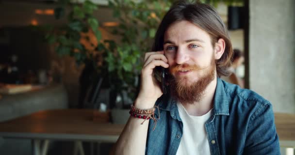 Hippie man pratar på smartphone i Cafe — Stockvideo