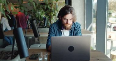 Cafe Laptop Odaklanmış Erkek Çalışma